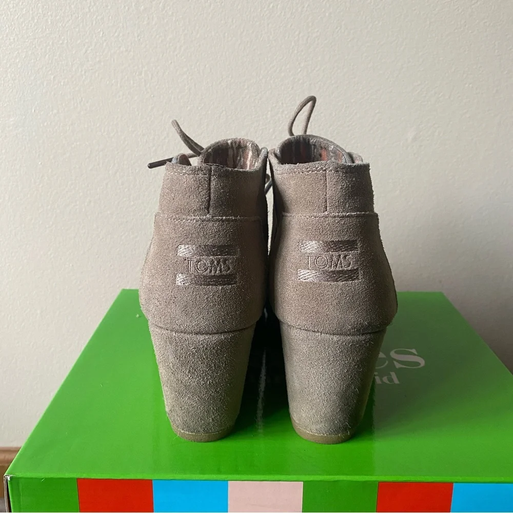 TOMS suede booties in light tan/grey, women’s US 10 - Picture 3 of 6